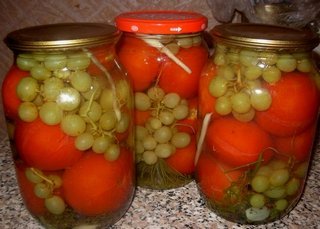 Помідори з виноградом на зиму в літрових банках (рецепт без стерилізації)