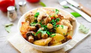 Картопля в духовці з куркою і грибами: 5 смачних рецептів
