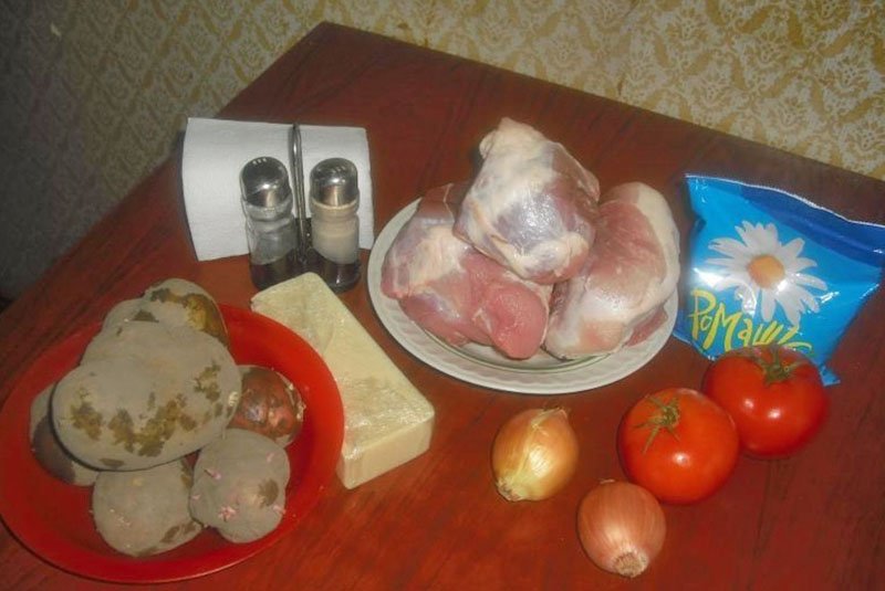Мясо по французьки з картоплею, грибами, помідорами в духовці
