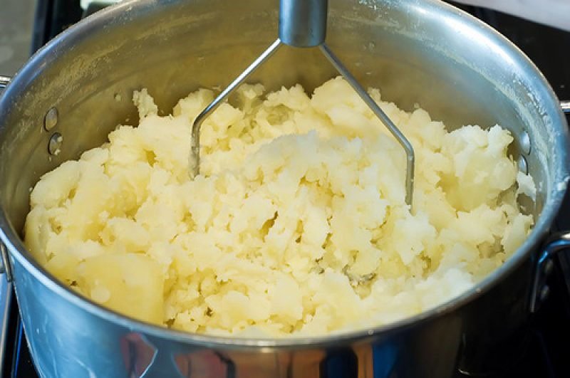 Как варить пюре на воде. Картофельное пюре в кастрюле. Приготовление картофельного пюре. Картофель пюре. Толочь пюре.