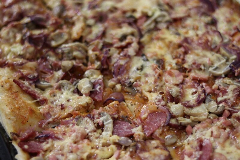 Піца з грибами печерицями, ковбасою і сиром. Покроковий рецепт