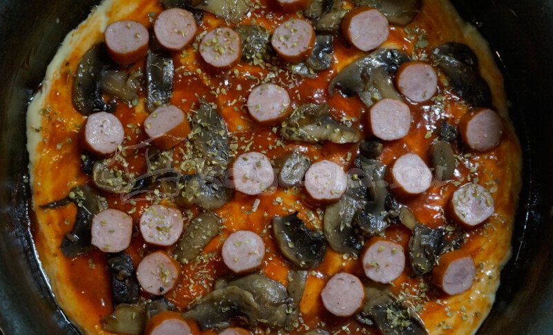 Піца на сковороді за 10 хвилин — покроковий рецепт швидкої піци