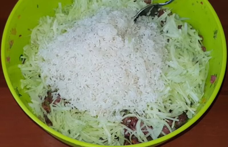 Ліниві голубці з капустою, рисом і фаршем — 7 покрокових рецептів