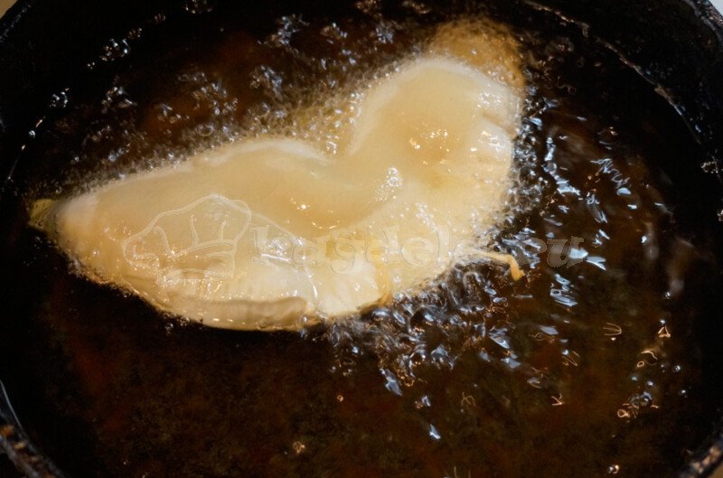 Чебуреки — найсоковитіші, тонкі і хрусткі + рецепт самого пухирчастого тіста
