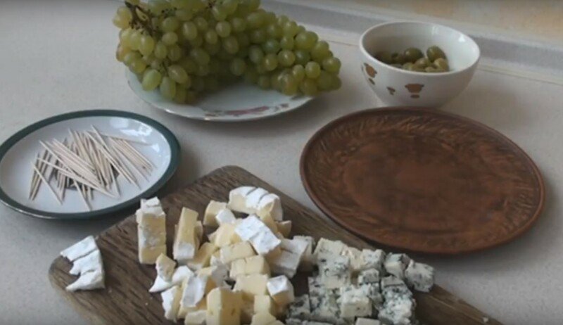 Святкові салати і закуски на Новий рік 2022 прості і смачні рецепти