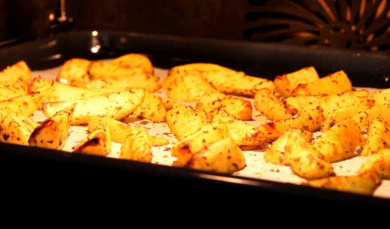 Картопля по селянськи в духовці — 6 покрокових рецептів запеченої картоплі