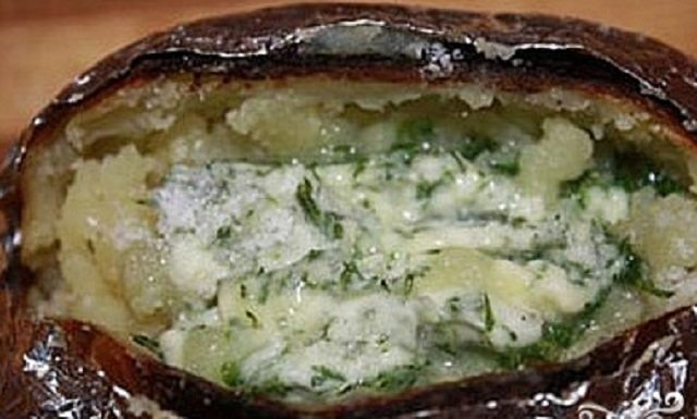 Картопля в духовці – 10 покрокових рецептів