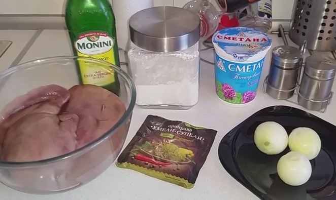 Рецепти печінки яловичої смаженої з цибулею та сметаною на сковороді
