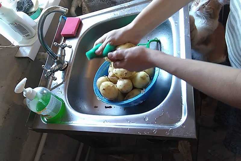 Рецепт курки з картоплею в духовці на деку, в горщиках