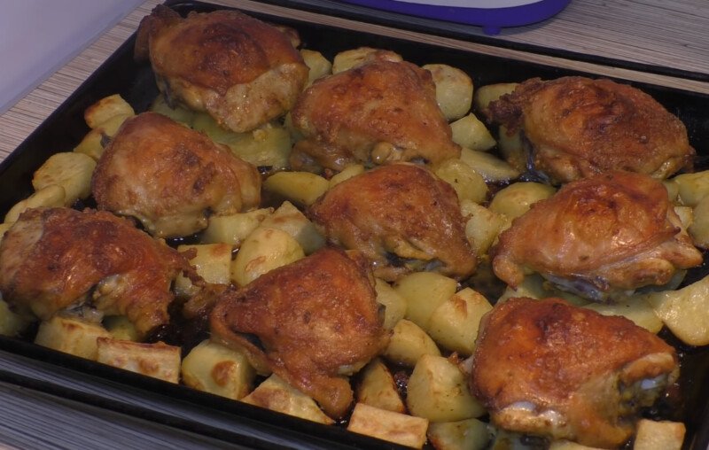 Картопля по селянськи в духовці — 6 покрокових рецептів запеченої картоплі