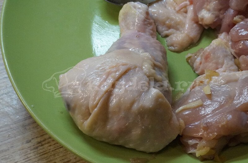 Курячі стегенця фаршировані грибами — покроковий рецепт в духовці