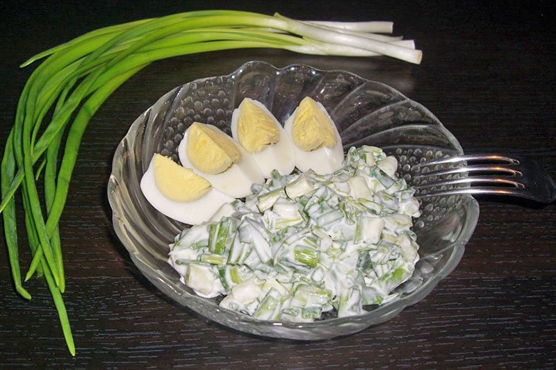 Рецепт цибульного салату класичний, єврейський, з сиром, з яблуком