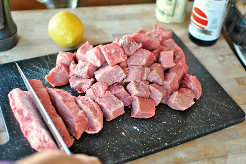 Шашлик на цибулеві подушці в духовці з свинини, яловичини, курки