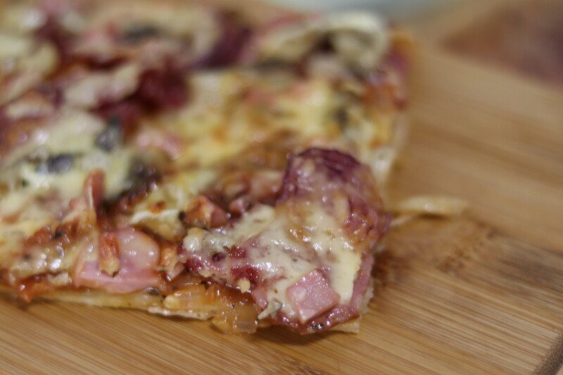Піца з грибами печерицями, ковбасою і сиром. Покроковий рецепт