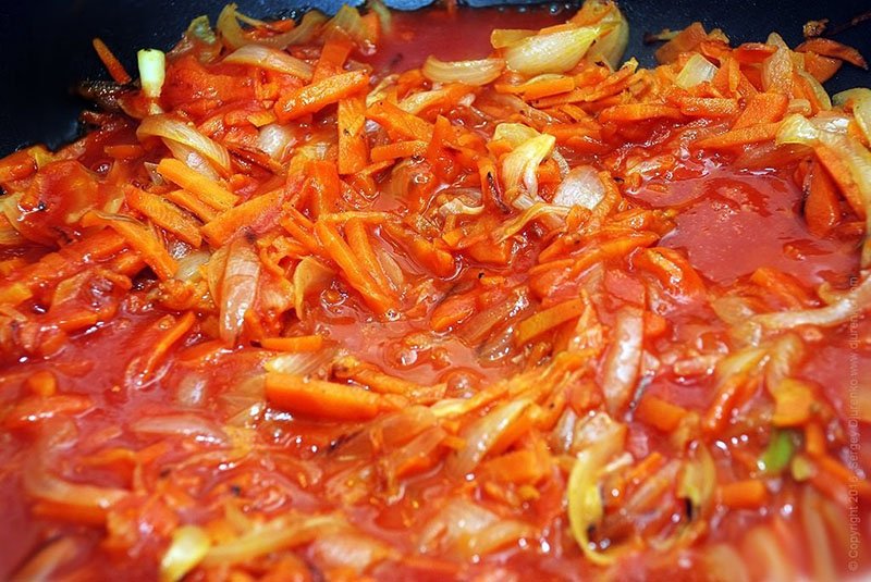 Рецепт тушкованого минтая з цибулею та морквою на сковороді і в духовці