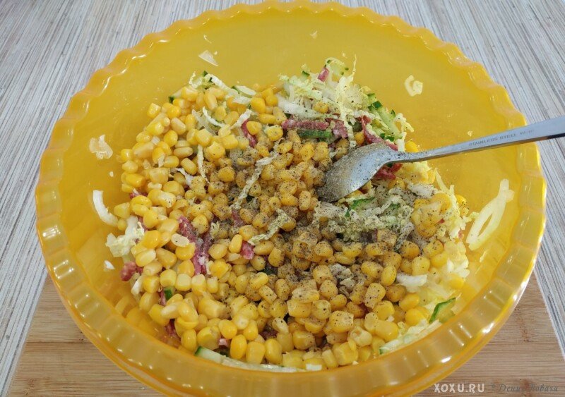 Салат з консервованою кукурудзою – простий рецепт