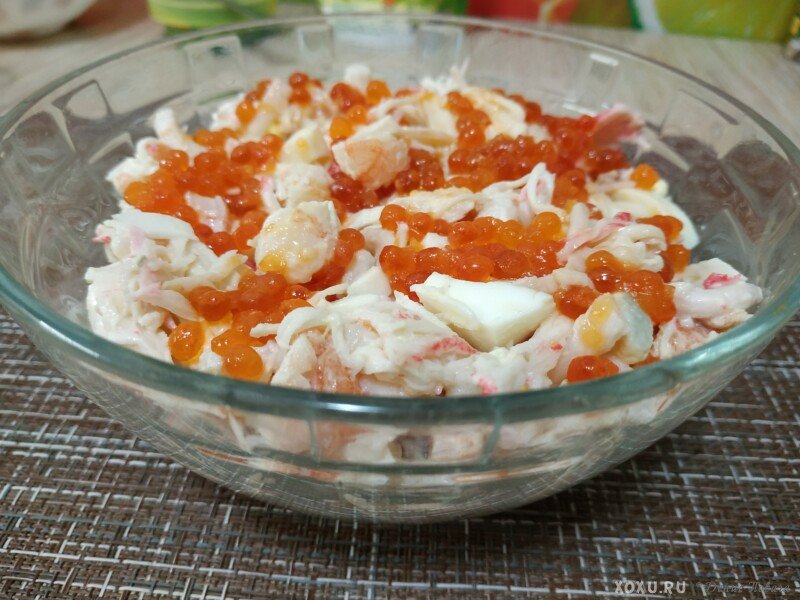 Смачний салат з креветками, кальмарами і червоною ікрою