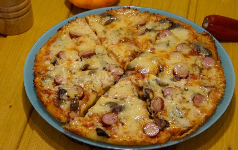 Піца на сковороді за 10 хвилин — покроковий рецепт швидкої піци