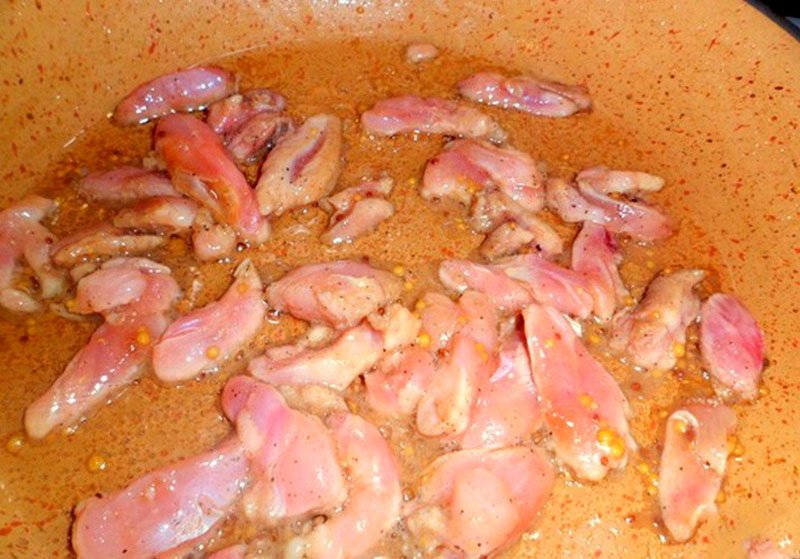 Рецепти приготування смажених часникових стрілок з мясом, яйцем