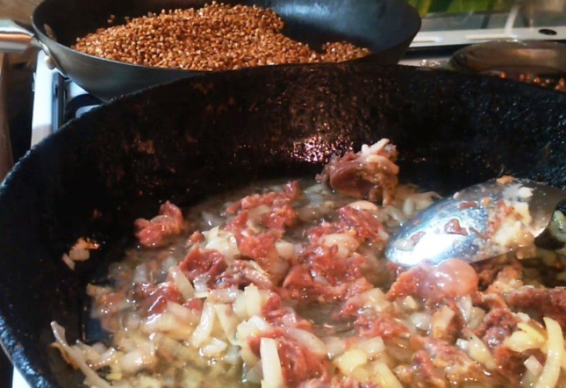 Рецепти гречки з тушонкою в каструлі, на сковороді, як приготувати