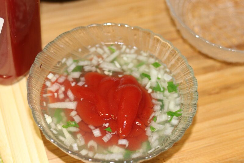 Червоний соус для шашлику і будь якого мяса з кінзою. Простий рецепт томатного соусу