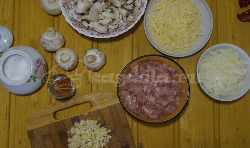 Курячі стегенця фаршировані грибами — покроковий рецепт в духовці