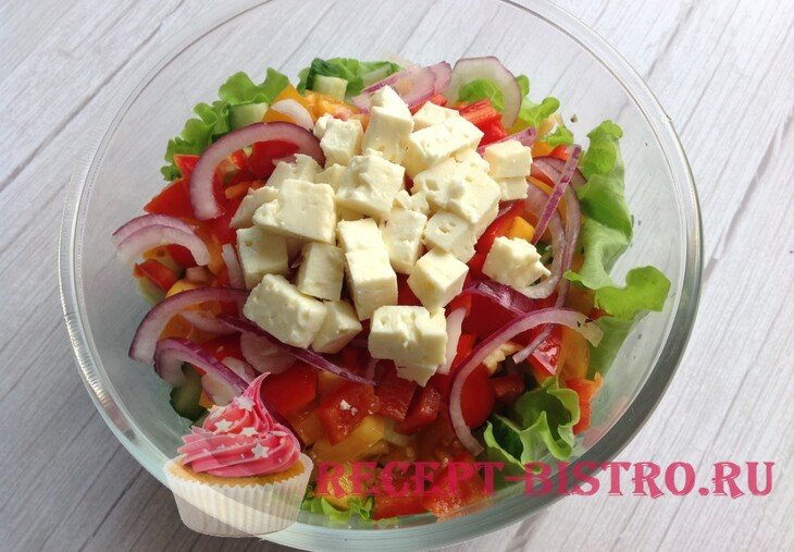 Грецький салат з домашнім сиром Фета і оливками