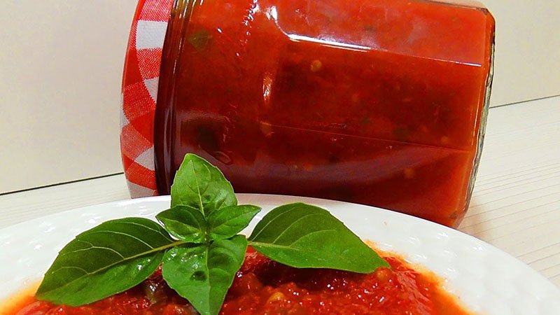 Рецепти соусу з помідорів на зиму з додаванням часнику, яблук