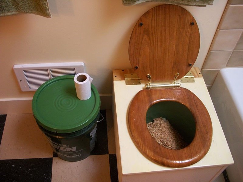 Установка туалету на дачі за всіма правилами, де розташувати