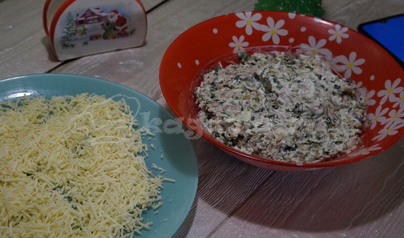 Салат «Рафаелло» — рецепт з куркою і грибами
