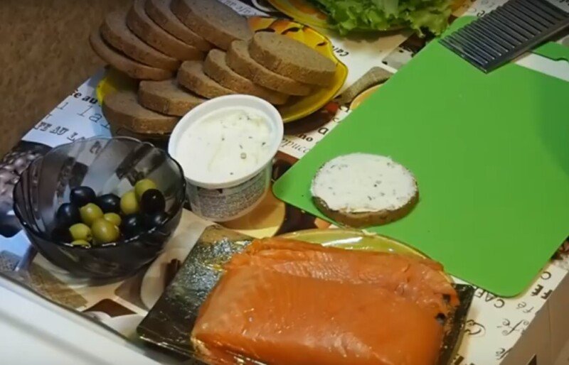 Бутерброди з червоною рибою. Прості рецепти на святковий стіл 2022 року