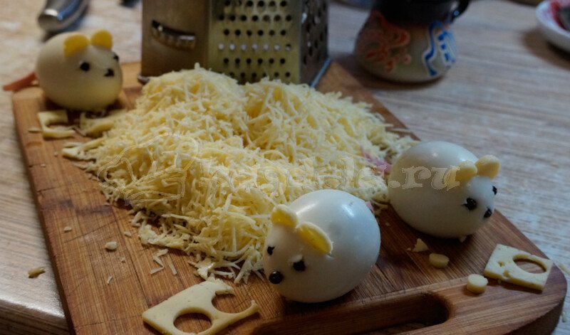 Новорічний салат «Мишки на сирі» — головне блюдо на новий рік