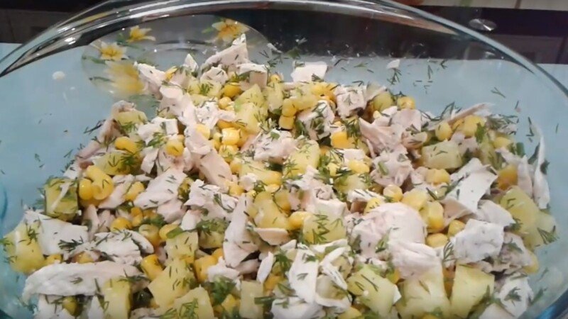 Салат з куркою та ананасом на Новий рік 2024 прості і смачні покрокові рецепти