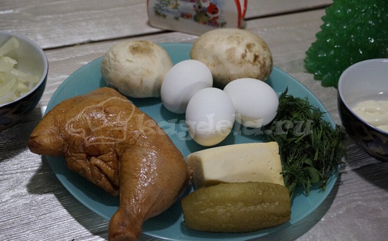 Салат «Рафаелло» — рецепт з куркою і грибами