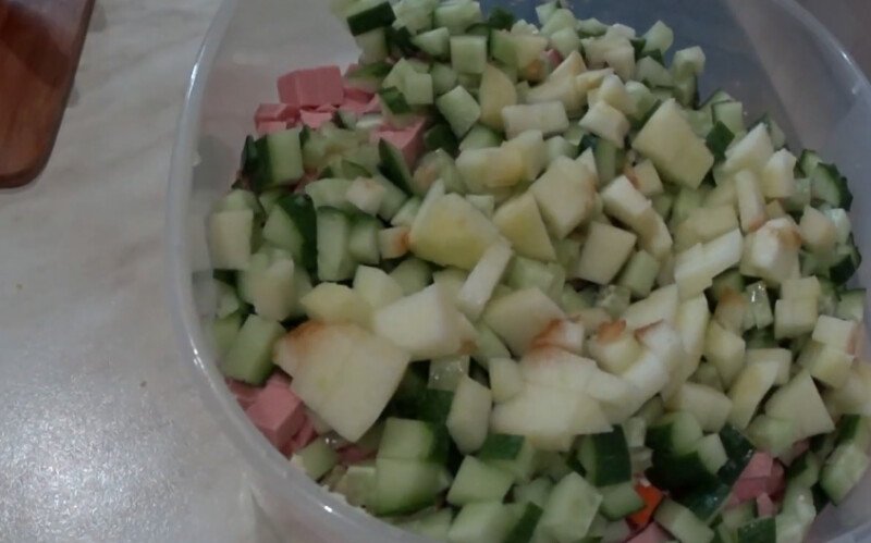 Салат Олівє з ковбасою — класичні рецепти простого салату