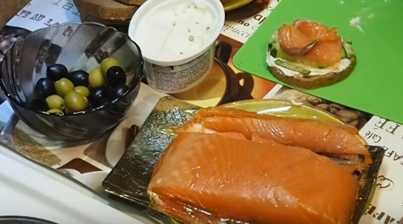 Бутерброди з червоною рибою. Прості рецепти на святковий стіл 2022 року