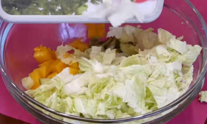 Салати без майонезу на святковий стіл — 9 простих і смачних рецептів з покроковим приготуванням