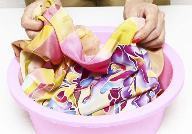 Як прати одяг з нейлону: у пральній машині і в ручну