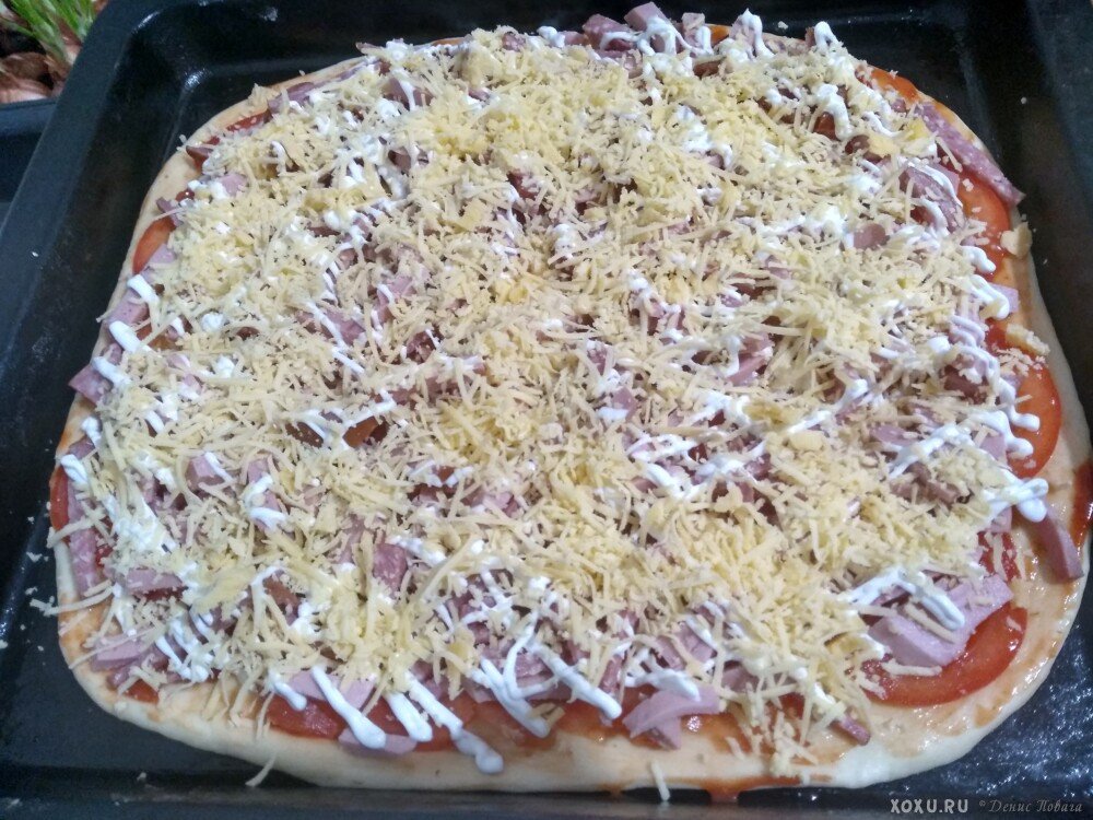 Піца з ковбасою, помідорами і сиром в духовці