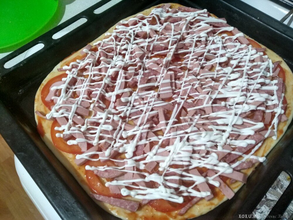 Піца з ковбасою, помідорами і сиром в духовці