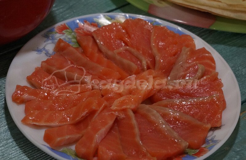 Млинці з червоною рибою і вершковим сиром — покроковий рецепт приготування