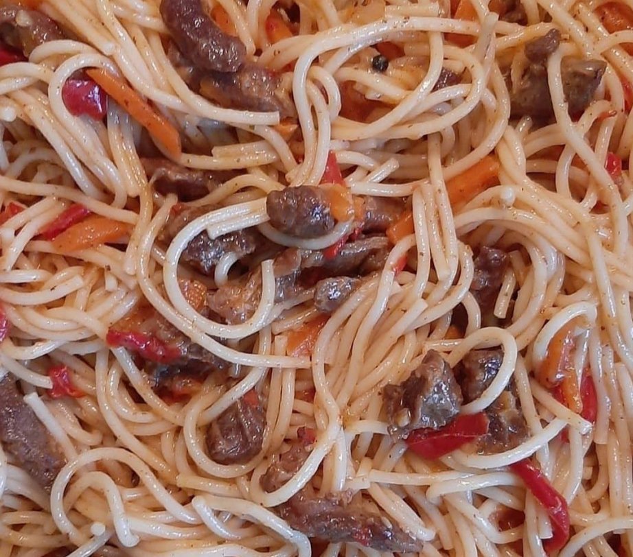 Спагетті з мясом і овочами