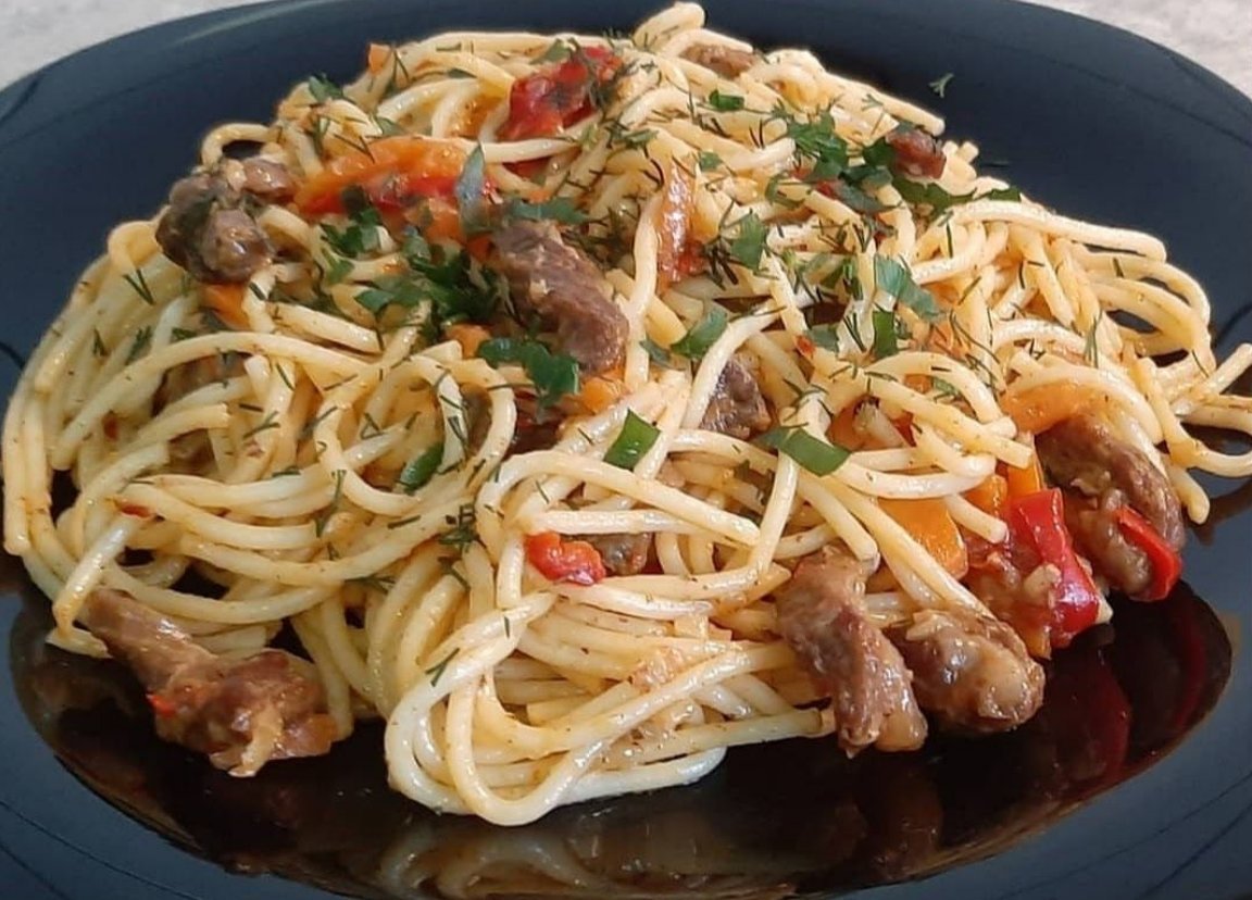 Спагетті з мясом і овочами