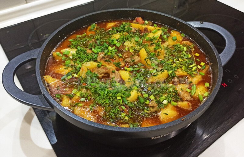 Азу по татарськи з солоними огірками — рецепт приготування зі свининою