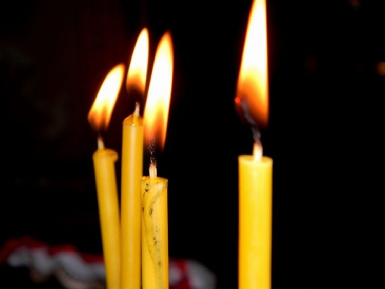 Церковна свічка коптить чорним димом в квартирі ?? що означають напливи на свічці, причини копчення і тріска