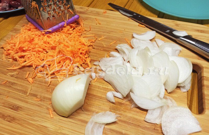 Курячі сердечка тушковані в сметані з морквою та цибулею