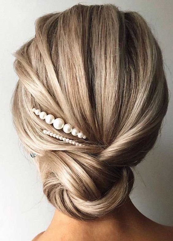 Весільні зачіски з перлами: 15 стильних ідей